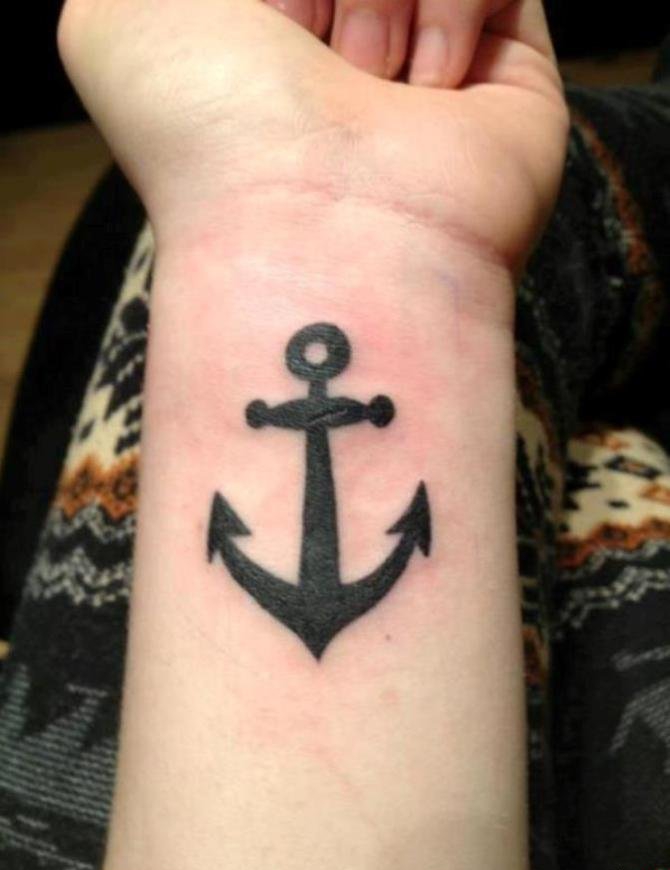 传统风格刺破红心的船锚纹身图案