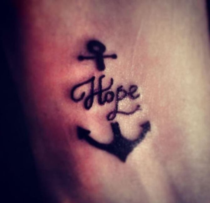 传统风格刺破红心的船锚纹身图案