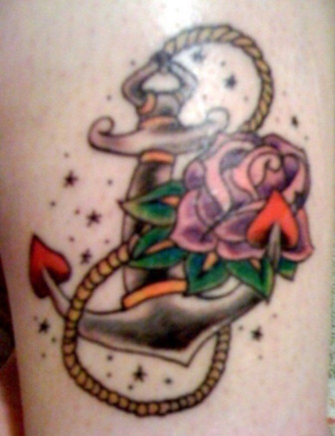 传统风格刺破红心的船锚纹身图案