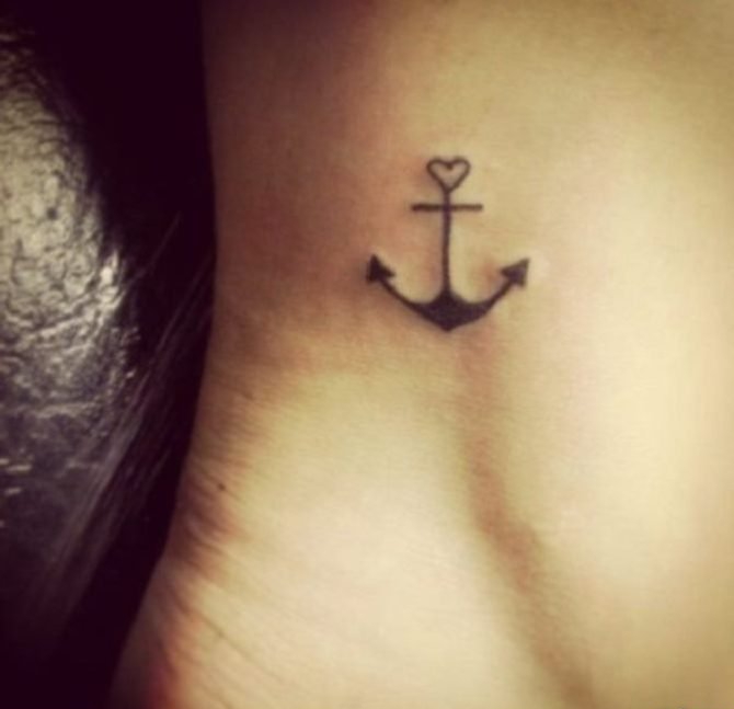 传统风格刺破红心的船锚纹身图案