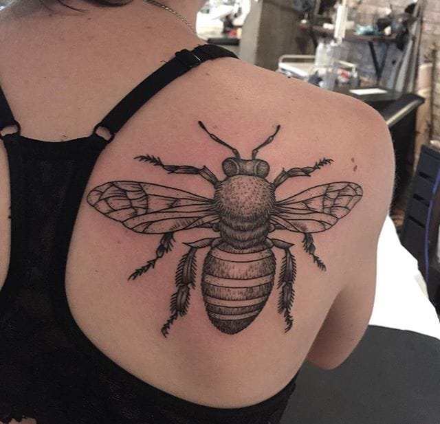 爱情永不死。骨架的手,玫瑰纹身图案