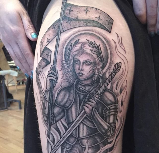 爱情永不死。骨架的手,玫瑰纹身图案