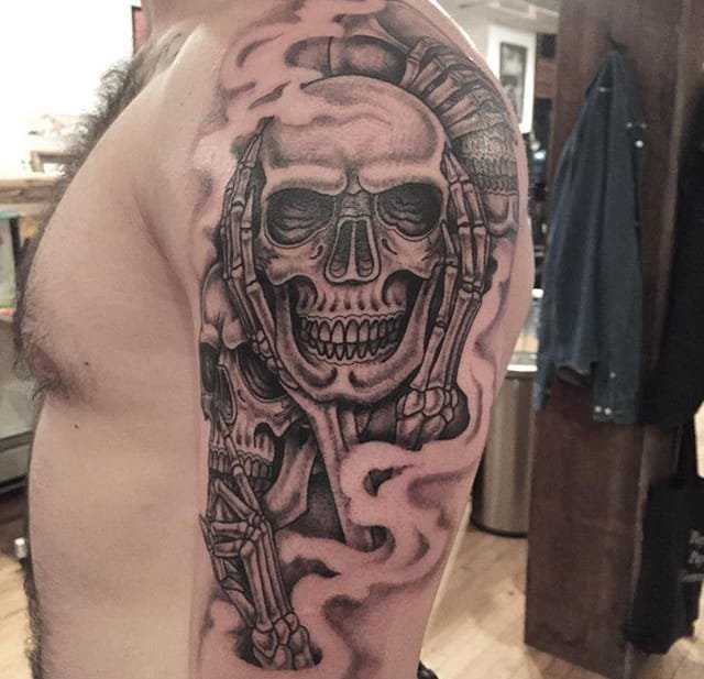 爱情永不死。骨架的手,玫瑰纹身图案