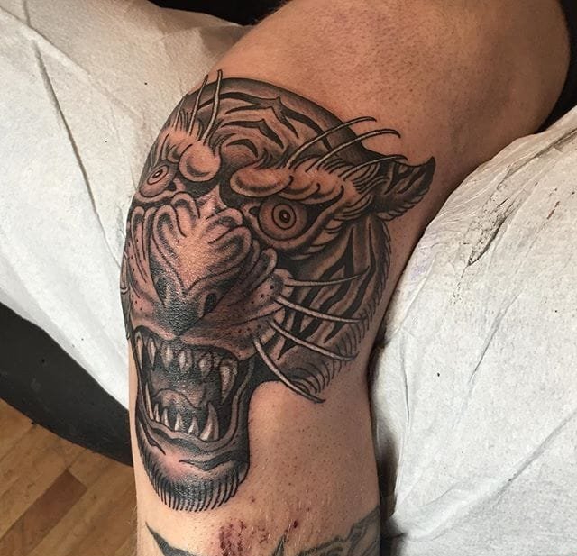 爱情永不死。骨架的手,玫瑰纹身图案