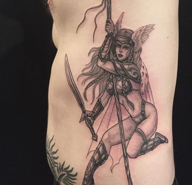 爱情永不死。骨架的手,玫瑰纹身图案