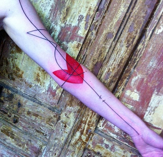 抽象的黑色和红色简单线条纹身图案