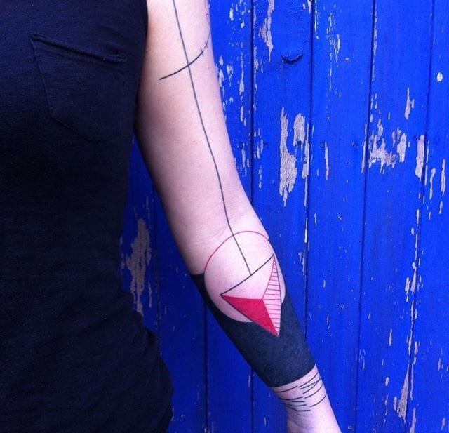 抽象的黑色和红色简单线条纹身图案