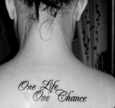 贝嫂维多利亚脊椎骨上的文字纹身图案