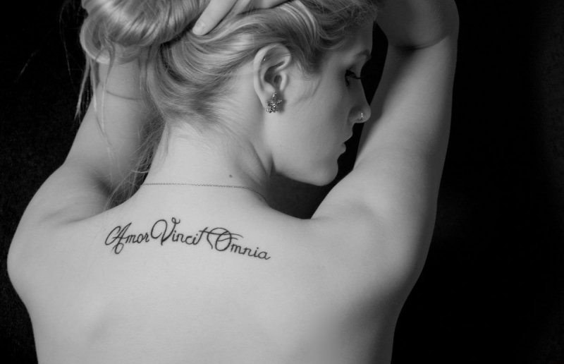 贝嫂维多利亚脊椎骨上的文字纹身图案