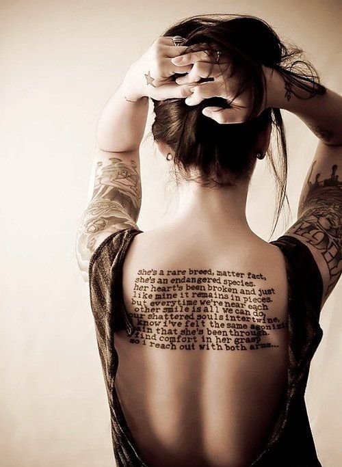 贝嫂维多利亚脊椎骨上的文字纹身图案