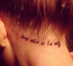 贝嫂维多利亚脊椎骨上的文字纹身图案