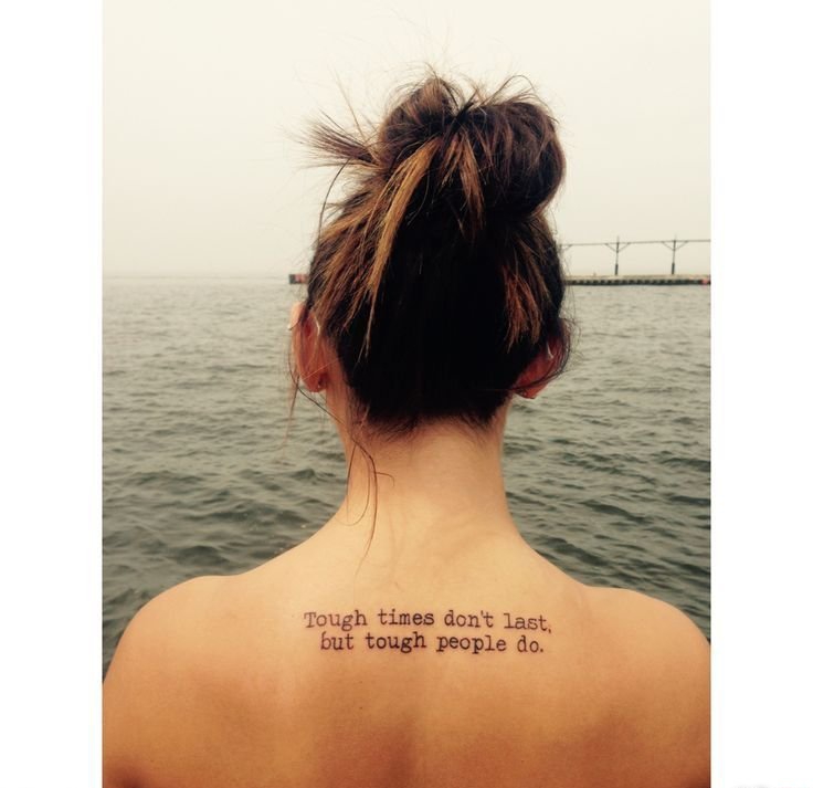 贝嫂维多利亚脊椎骨上的文字纹身图案