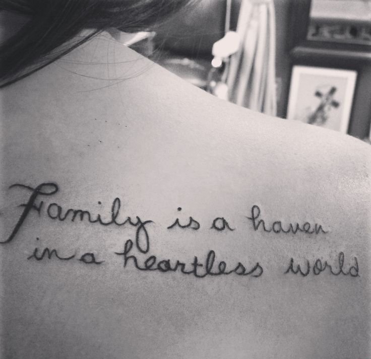 贝嫂维多利亚脊椎骨上的文字纹身图案