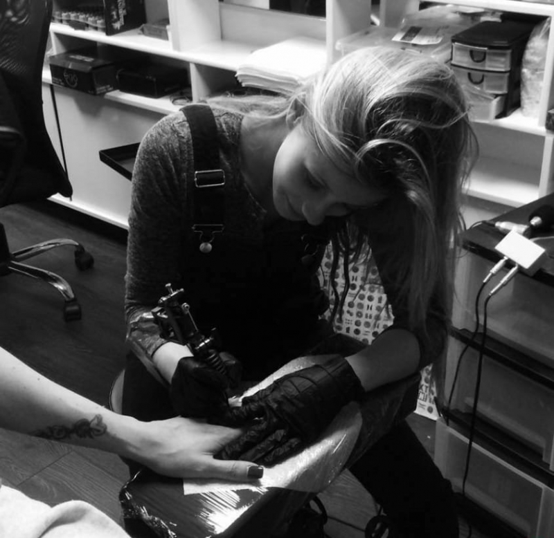 大腿上的黑色细线条骷髅头纹身图案