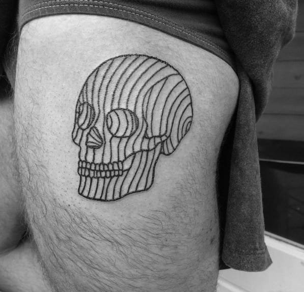 大腿上的黑色细线条骷髅头纹身图案