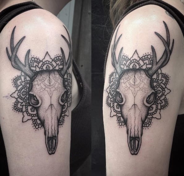 大腿上的黑色细线条骷髅头纹身图案