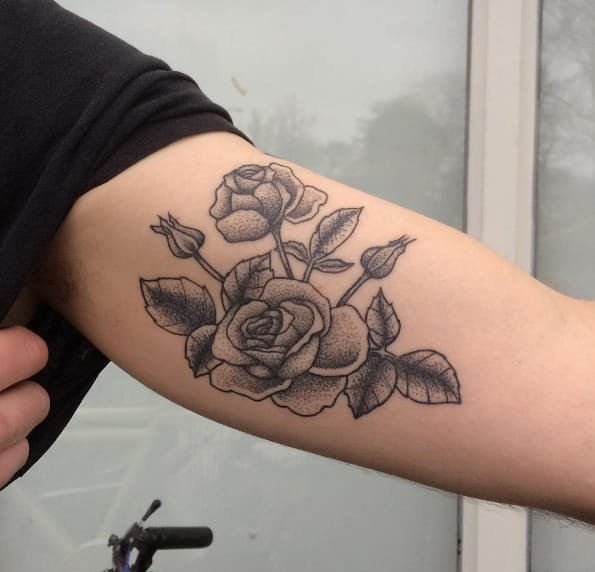 大腿上的黑色细线条骷髅头纹身图案