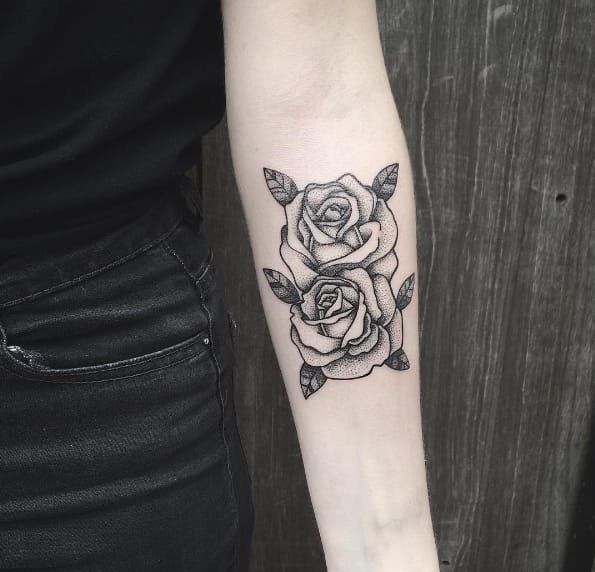 大腿上的黑色细线条骷髅头纹身图案