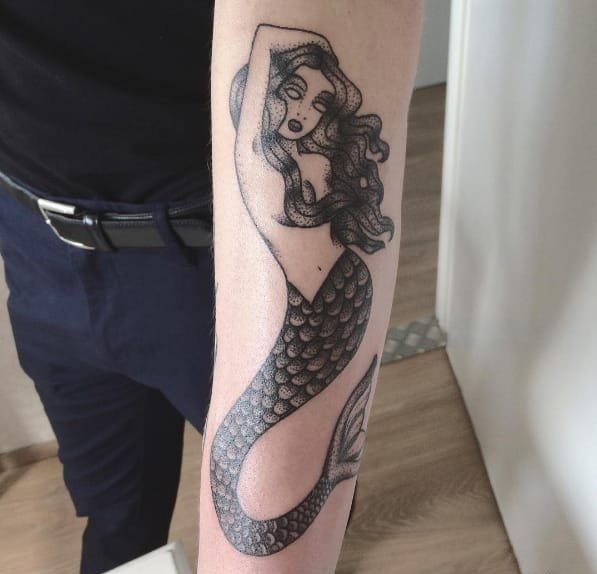 大腿上的黑色细线条骷髅头纹身图案