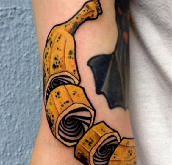 大腿上非常棒的人物脸部几何图案和划线纹身