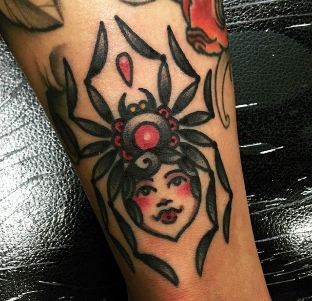 MAMA美丽和经典的心纹身着剑和花朵纹身图案