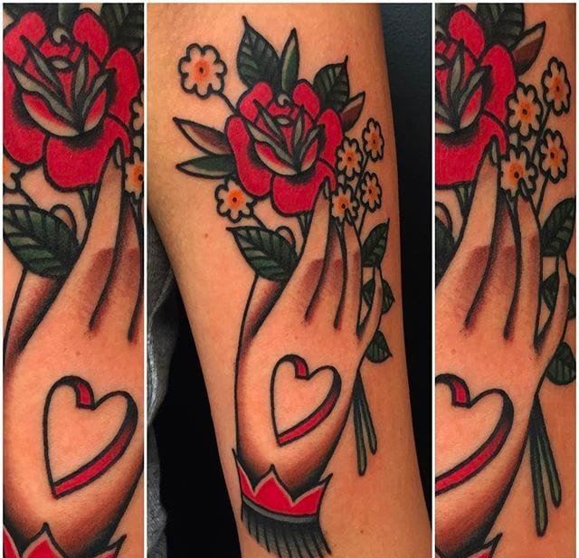 MAMA美丽和经典的心纹身着剑和花朵纹身图案