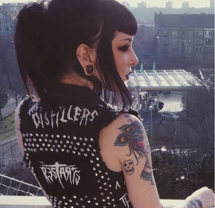 MAMA美丽和经典的心纹身着剑和花朵纹身图案