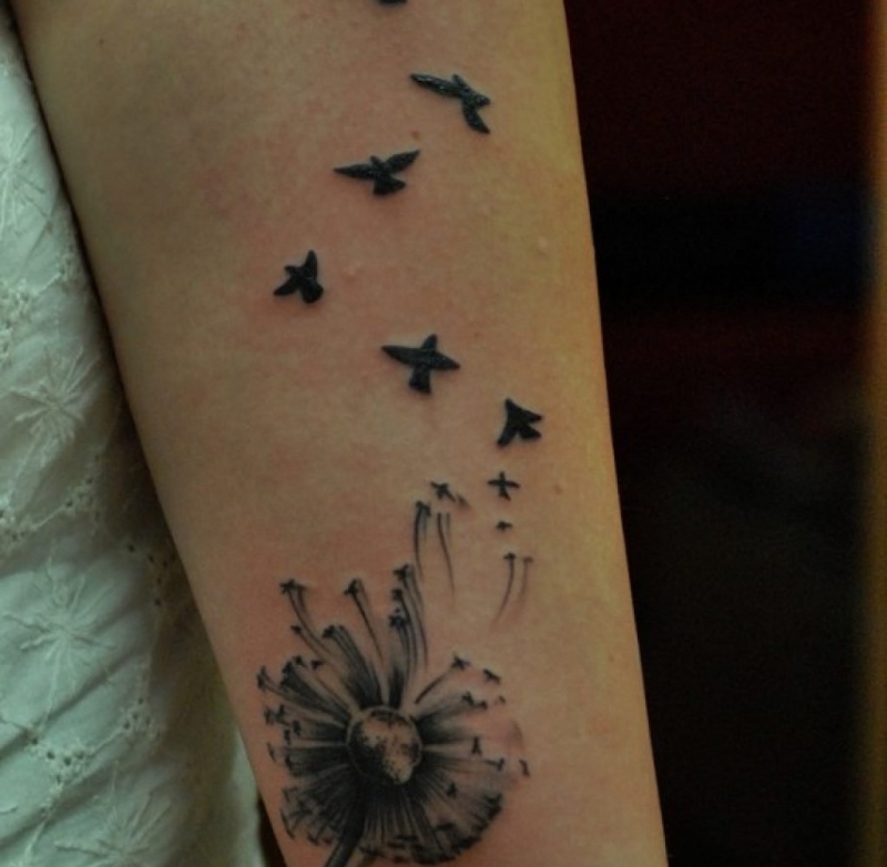 女人手大臂内侧上的三行英文字纹身图案