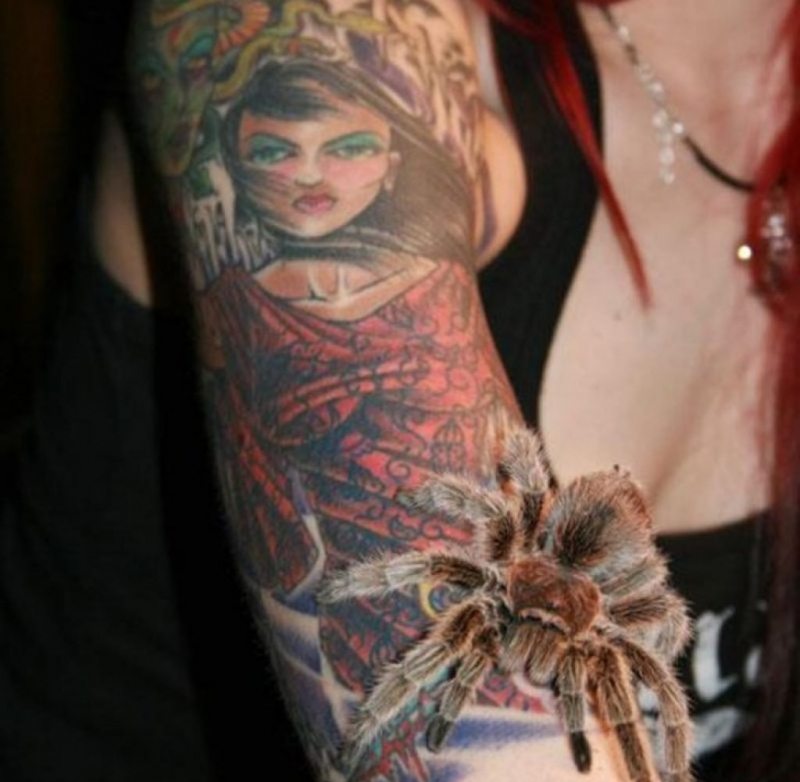 女人手大臂内侧上的三行英文字纹身图案