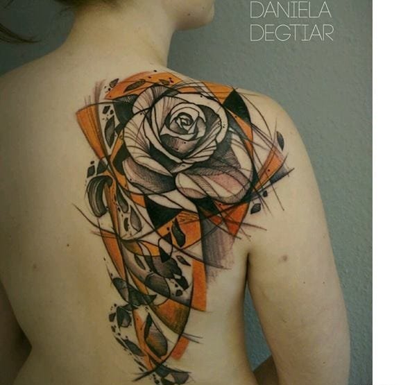 大腿上的素描风格纹身图案