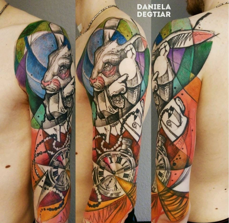 大腿上的素描风格纹身图案