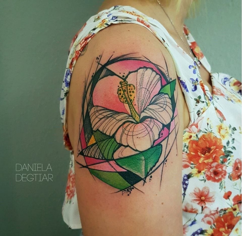 大腿上的素描风格纹身图案