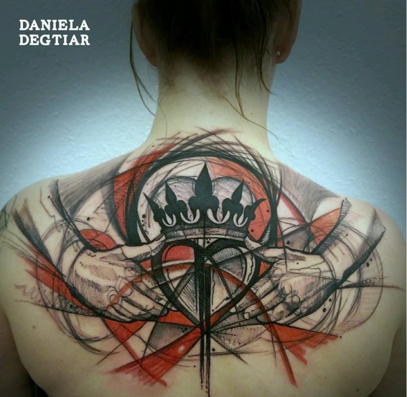 大腿上的素描风格纹身图案