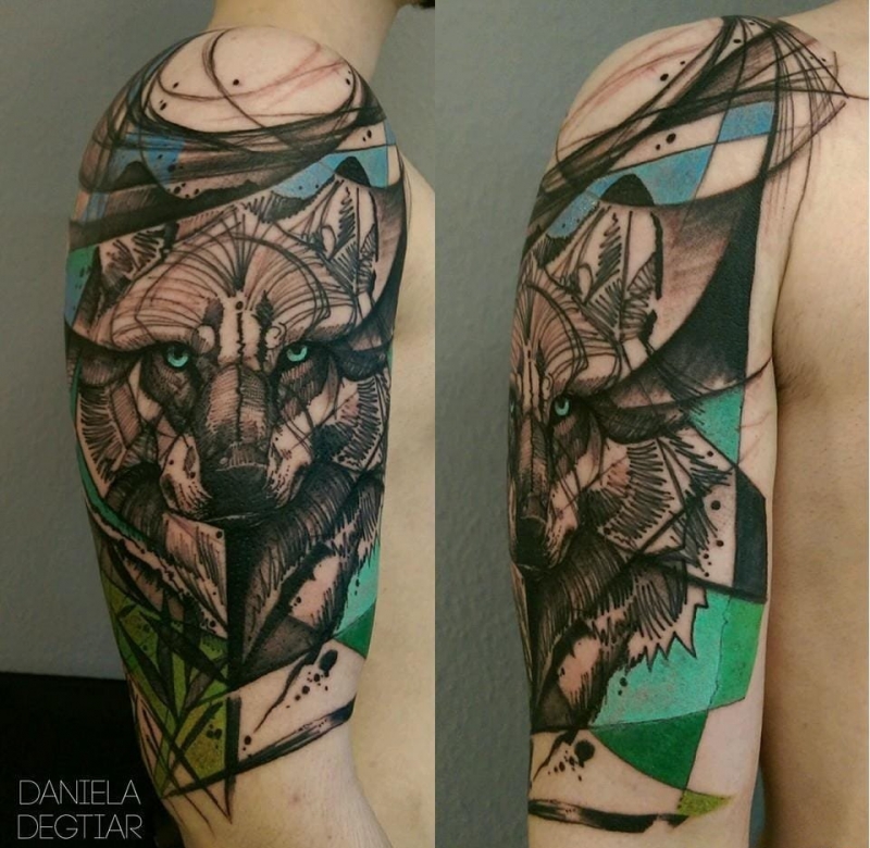 大腿上的素描风格纹身图案