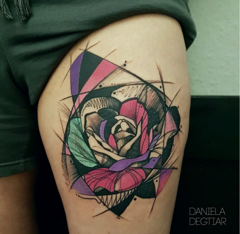 大腿上的素描风格纹身图案