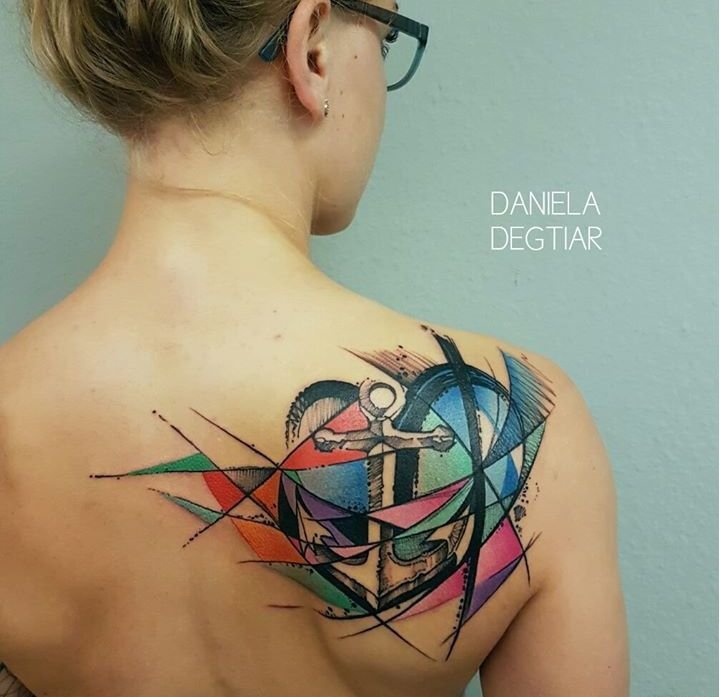 大腿上的素描风格纹身图案