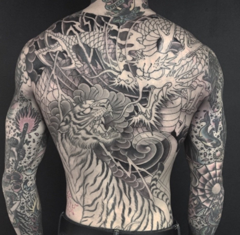 男子满背龙虎争斗纹身图案