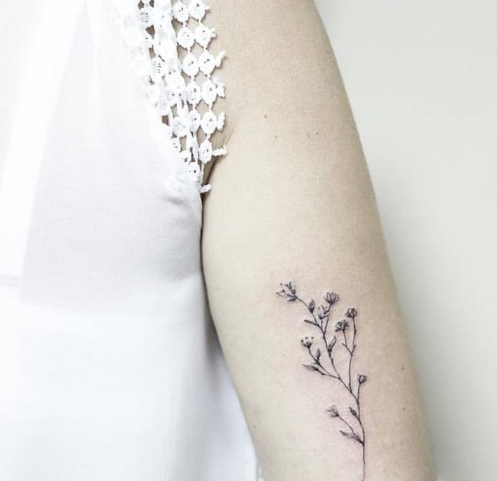 女生手臂上的小清新花朵纹身图案