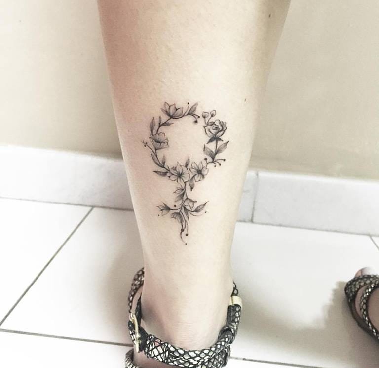女生手臂上的小清新花朵纹身图案