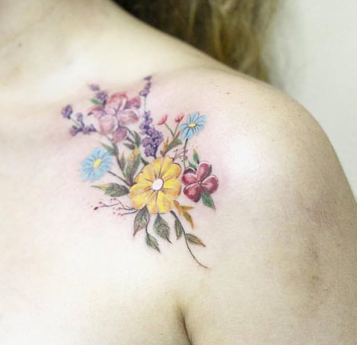 女生手臂上的小清新花朵纹身图案