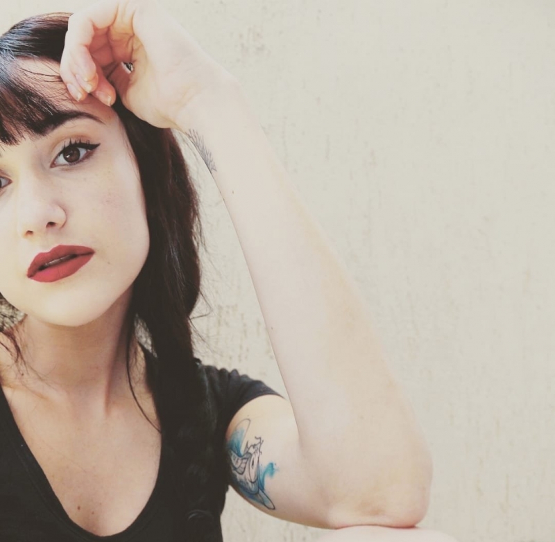 女生手臂上的小清新花朵纹身图案