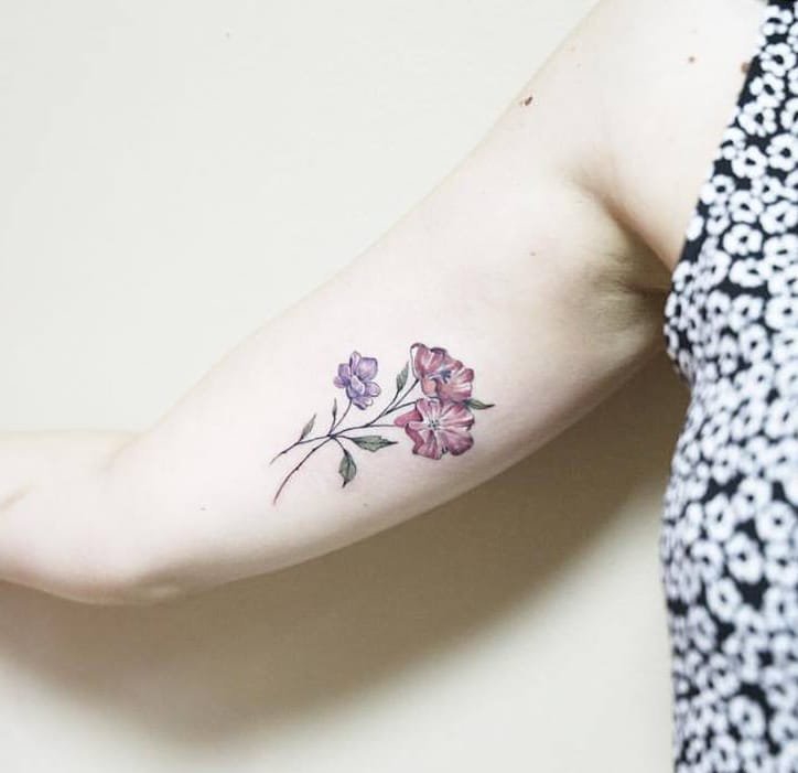 女生手臂上的小清新花朵纹身图案