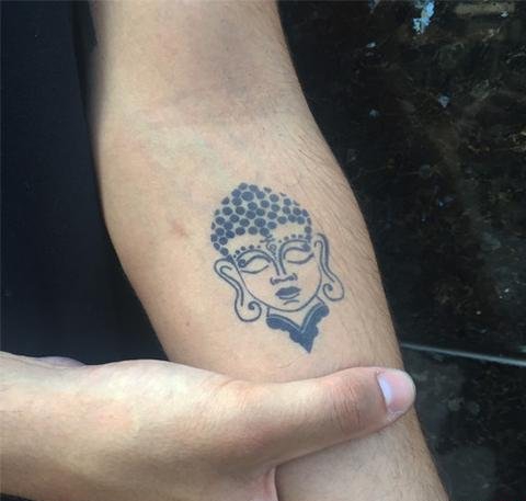 手臂可爱的大耳佛像纹身图案
