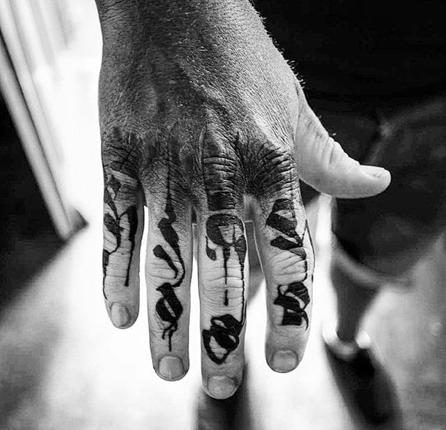 抽象的刻字纹身图案来自戈尔多