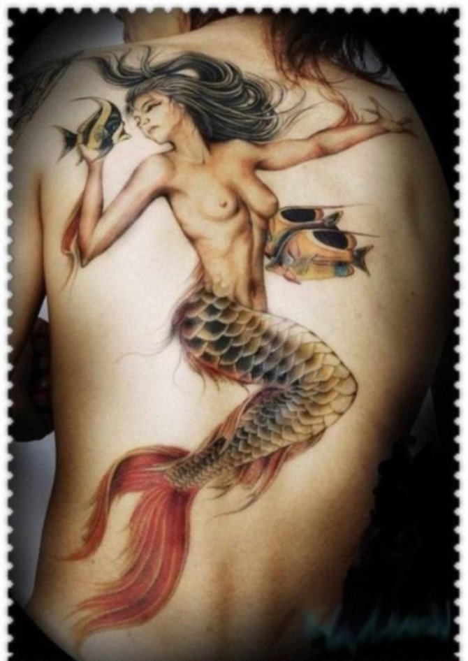 花臂男子满胸花边装饰美人鱼纹身图案