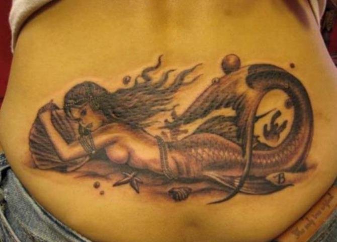 花臂男子满胸花边装饰美人鱼纹身图案