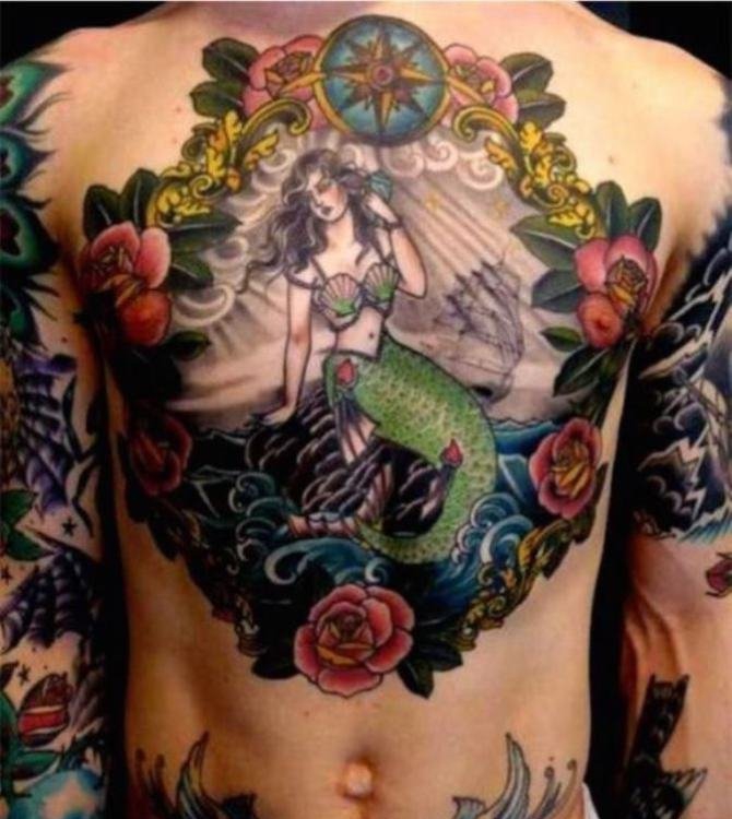 花臂男子满胸花边装饰美人鱼纹身图案