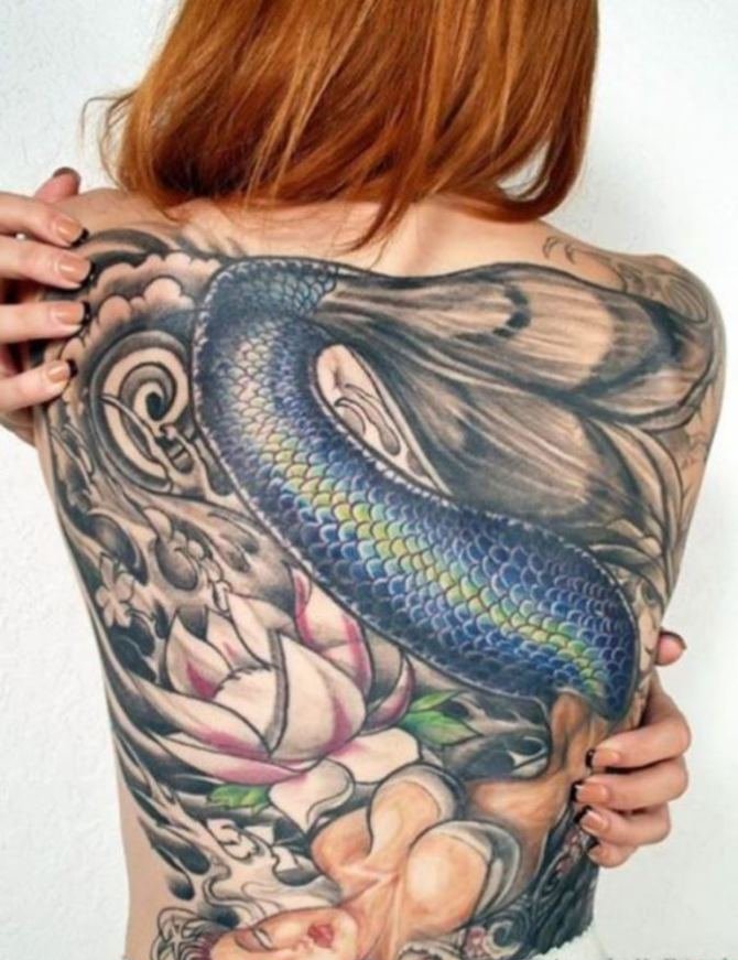 花臂男子满胸花边装饰美人鱼纹身图案