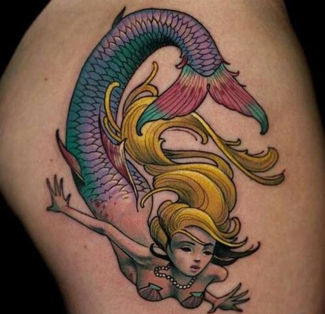 花臂男子满胸花边装饰美人鱼纹身图案