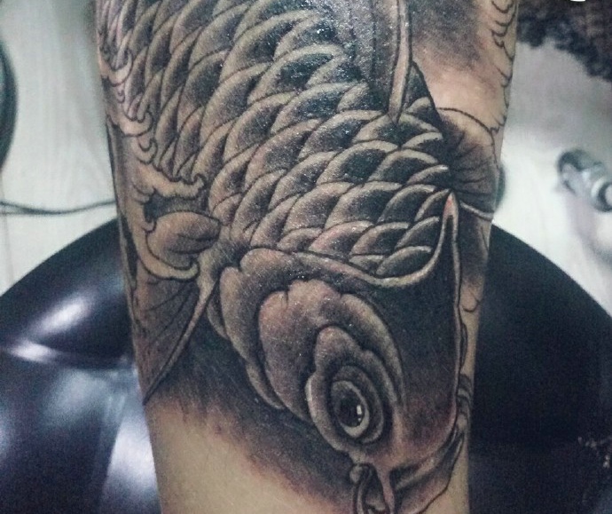 包小腿黑白鲤鱼纹身图案